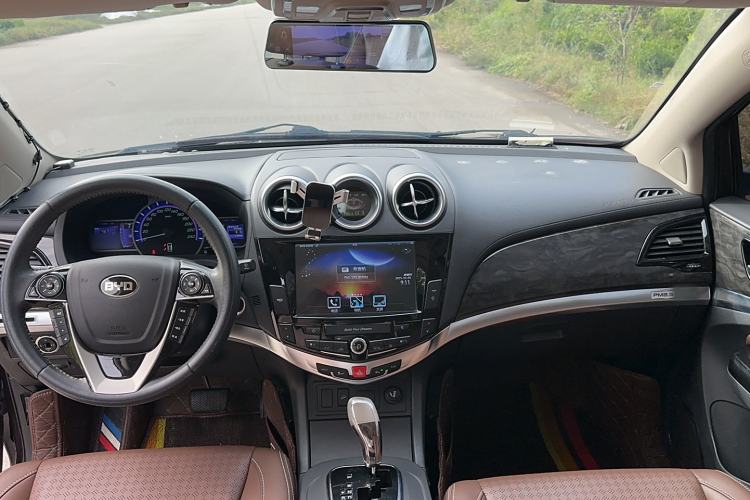 Used BYD S7 2016 2.0T Automatic Prestige Plus Interior 6