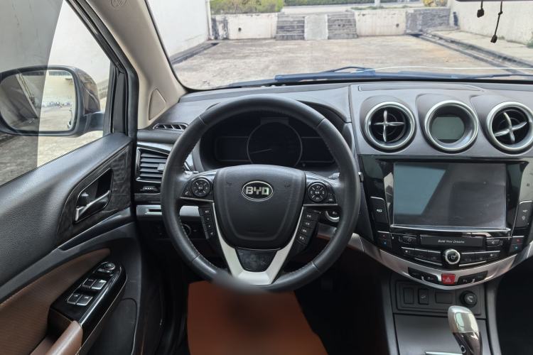Used BYD S7 2016 2.0T Automatic Prestige Plus Interior 8