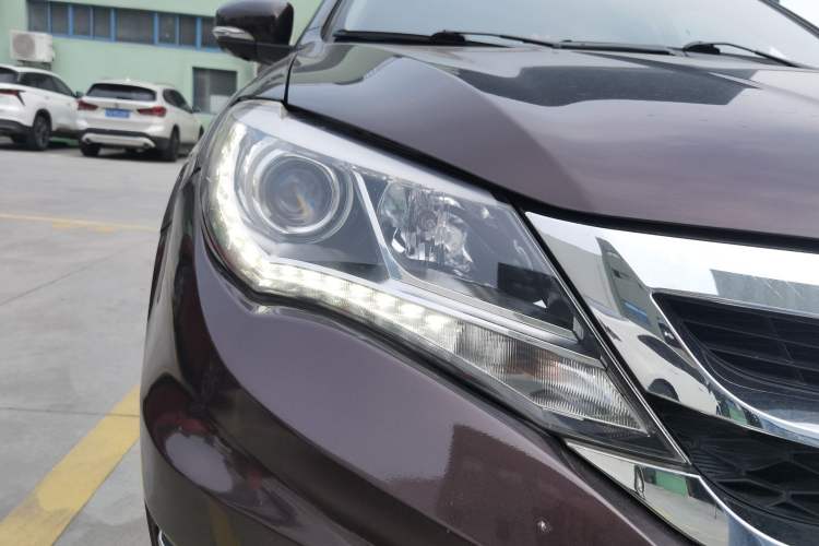 Used BYD S7 2016 2.0T Automatic Prestige Edition Right Front Headlight