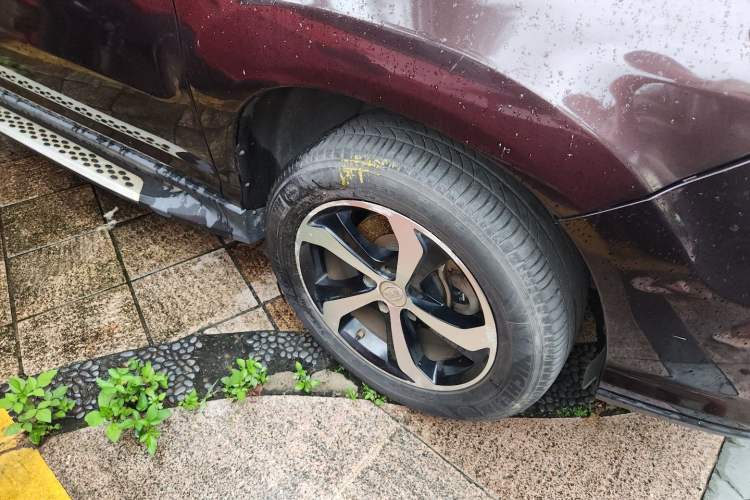 Used BYD S7 2016 2.0T Automatic Prestige Edition Right Front Wheel Hub