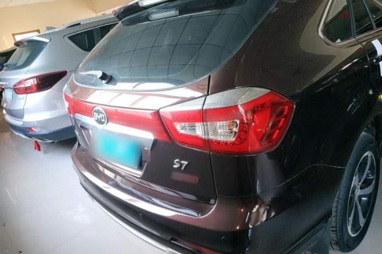Used BYD S7 2016 2.0T Automatic Prestige Plus Exterior 5