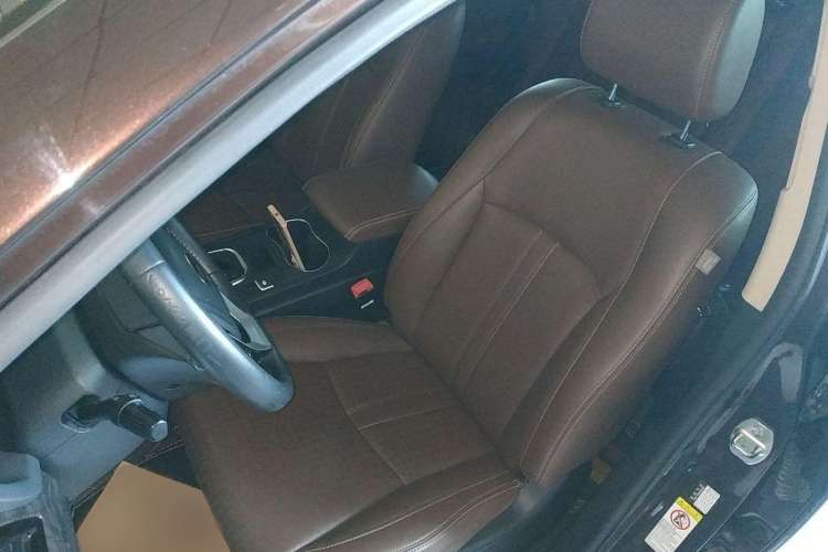 Used BYD S7 2016 2.0T Automatic Prestige Plus Interior 5