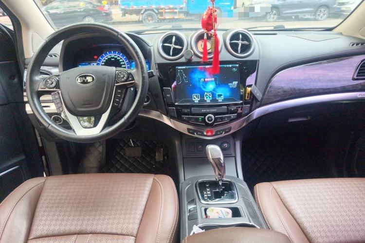Used BYD S7 2016 2.0T Automatic Prestige Plus Center Console