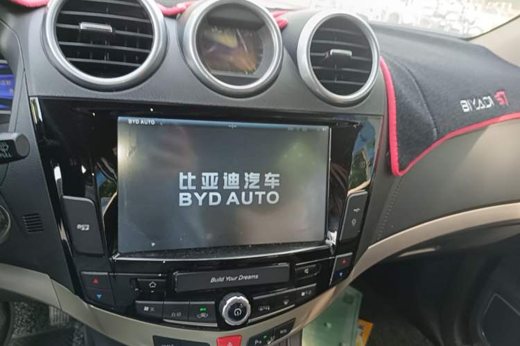 Used BYD S7 2016 2.0T Automatic Prestige Edition Audio And AC Panel