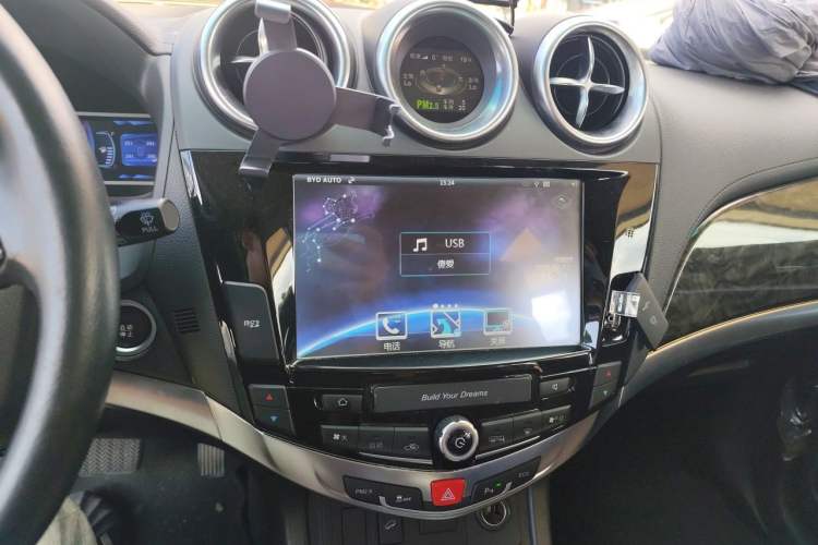 Used BYD S7 2016 2.0T Automatic Prestige Plus Audio And AC Panel