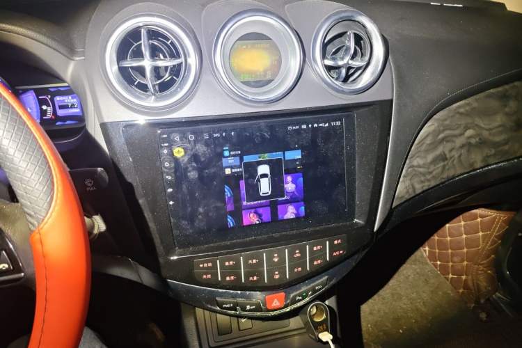 Used BYD S7 2016 2.0T Automatic Prestige Edition Audio And AC Panel