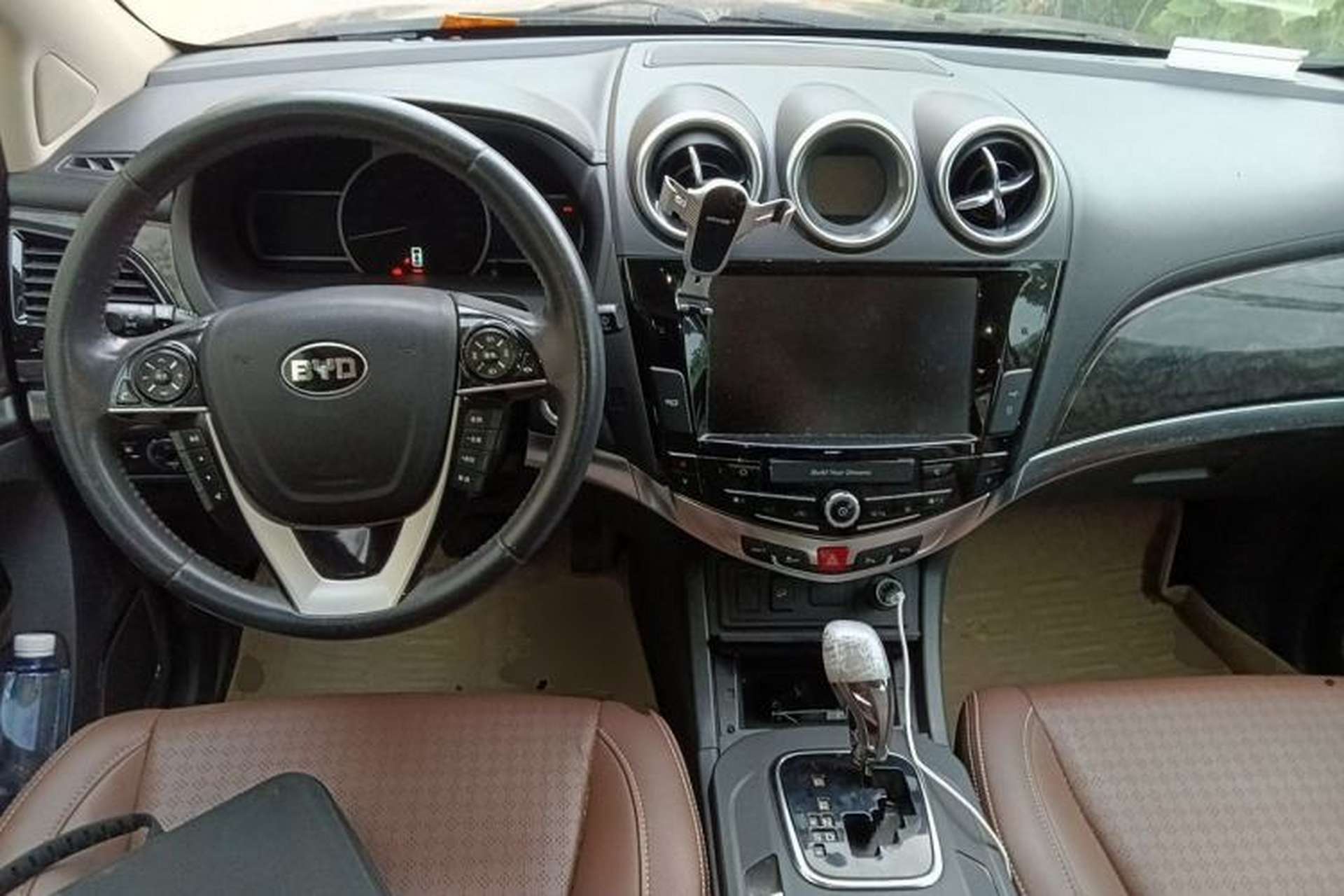 Used BYD S7 2016 2.0T Automatic Prestige Edition Center Console