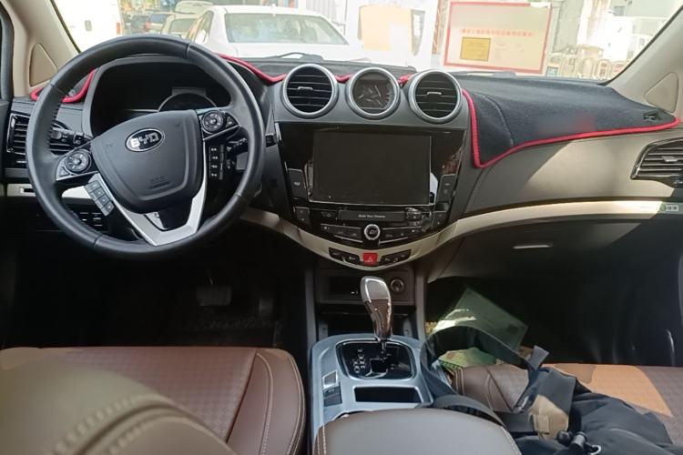 Used BYD S7 2016 2.0T Automatic Prestige Edition Center Console