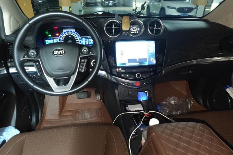 Used BYD S7 2016 2.0T Automatic Prestige Plus Center Console