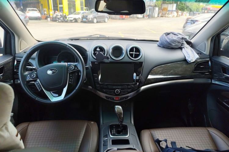 Used BYD S7 2016 2.0T Automatic Prestige Plus Center Console