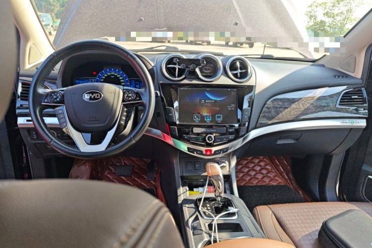 Used BYD S7 2016 2.0T Automatic Prestige Plus Center Console