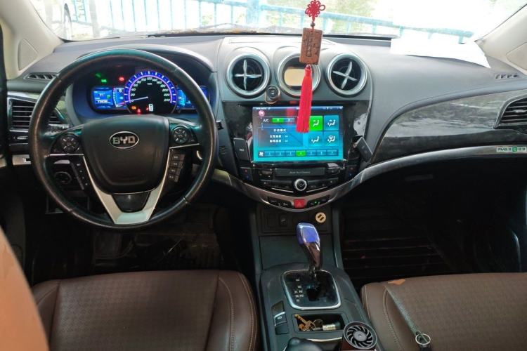 Used BYD S7 2016 2.0T Automatic Prestige Plus Center Console