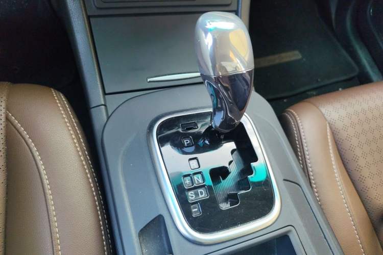 Used BYD S7 2016 2.0T Automatic Prestige Plus Gear Lever