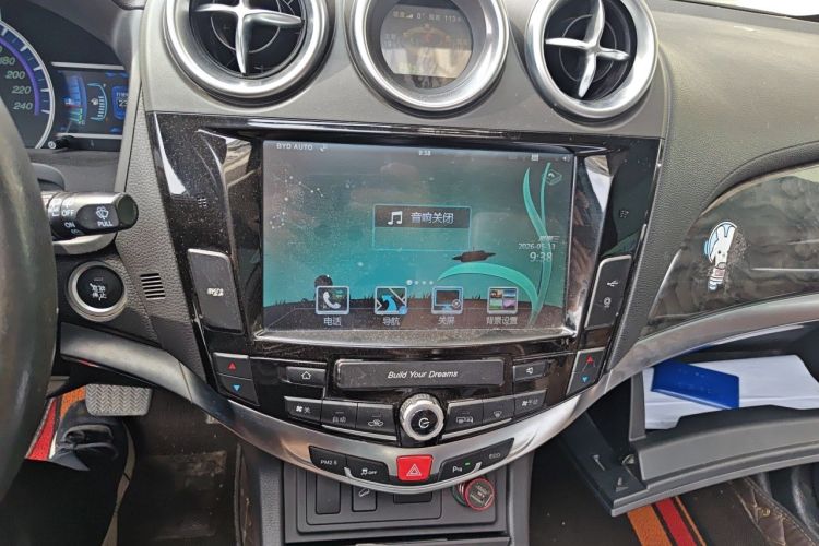 Used BYD S7 2016 2.0T Automatic Prestige Plus Audio And AC Panel