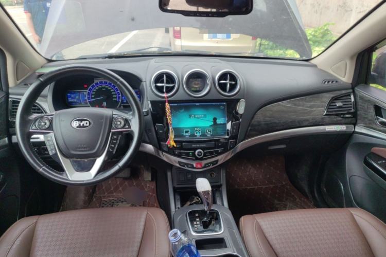 Used BYD S7 2016 2.0T Automatic Prestige Plus Center Console