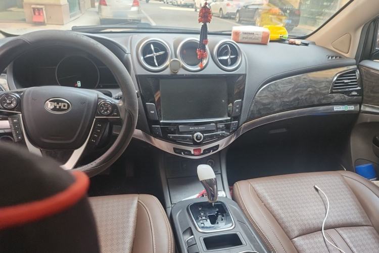 Used BYD S7 2016 2.0T Automatic Prestige Plus Center Console