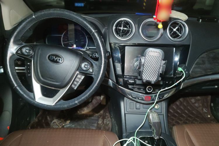Used BYD S7 2016 2.0T Automatic Prestige Plus Center Console
