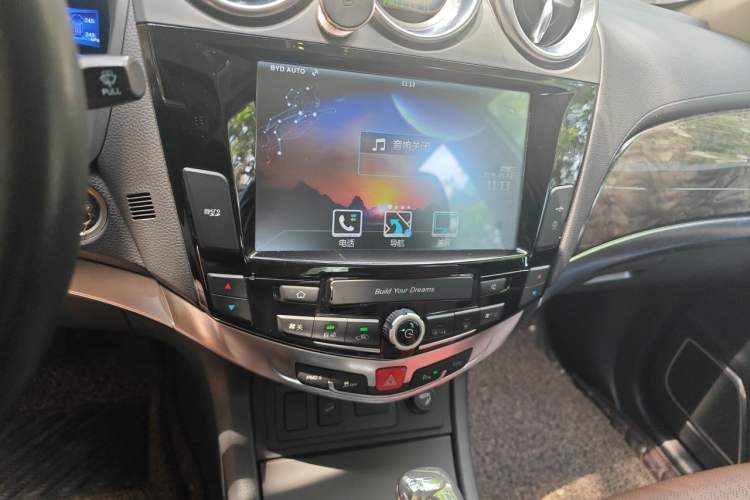 Used BYD S7 2016 2.0T Automatic Prestige Plus Audio And AC Panel
