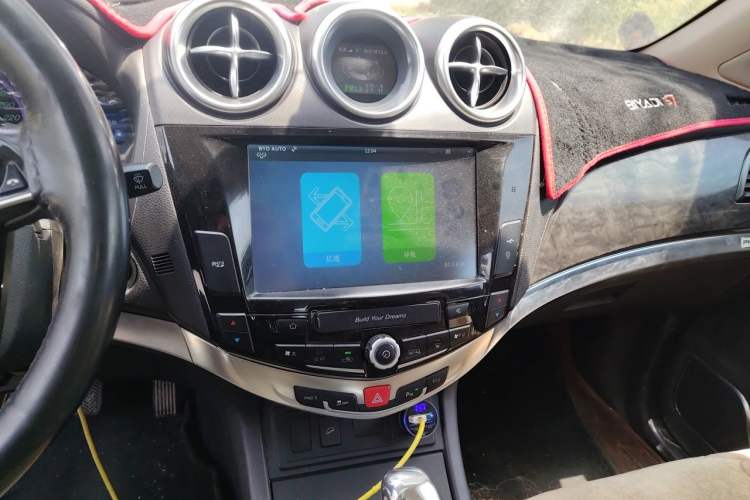 Used BYD S7 2016 2.0T Automatic Prestige Plus Audio And AC Panel