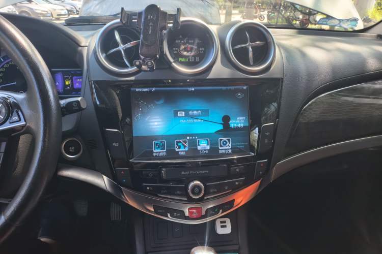 Used BYD S7 2016 2.0T Automatic Prestige Plus Audio And AC Panel