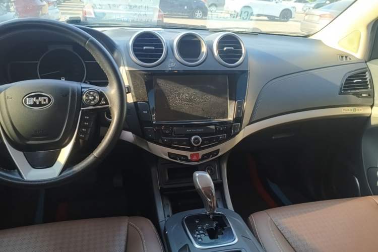 Used BYD S7 2016 2.0T Automatic Prestige Edition Audio And AC Panel