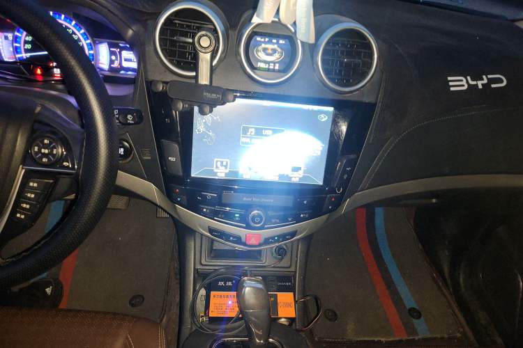 Used BYD S7 2016 2.0T Automatic Prestige Edition Audio And AC Panel
