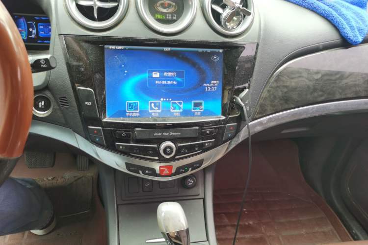 Used BYD S7 2016 2.0T Automatic Prestige Plus Audio And AC Panel