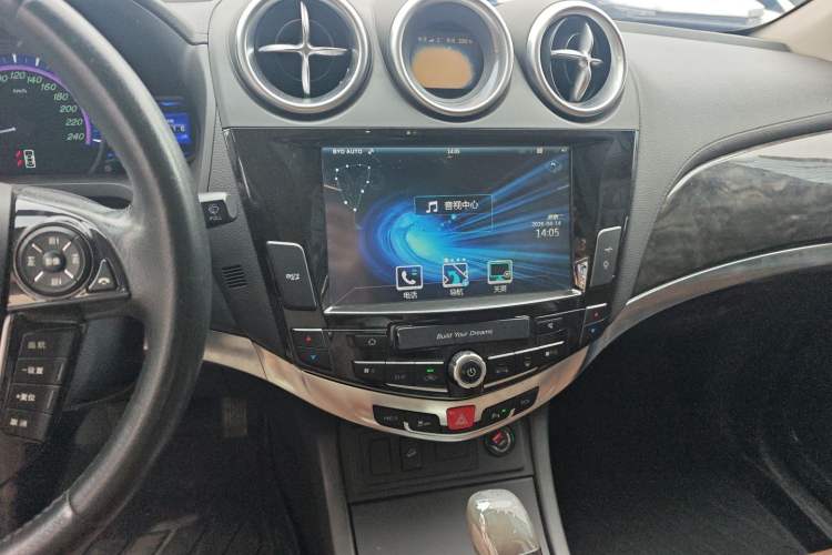 Used BYD S7 2016 2.0T Automatic Prestige Plus Audio And AC Panel