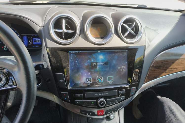 Used BYD S7 2016 2.0T Automatic Prestige Plus Audio And AC Panel