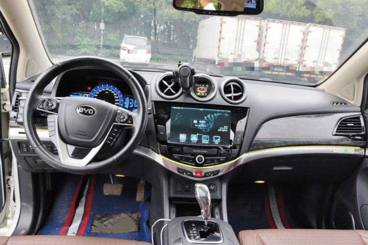 Used BYD S7 2016 2.0T Automatic Prestige Plus Center Console