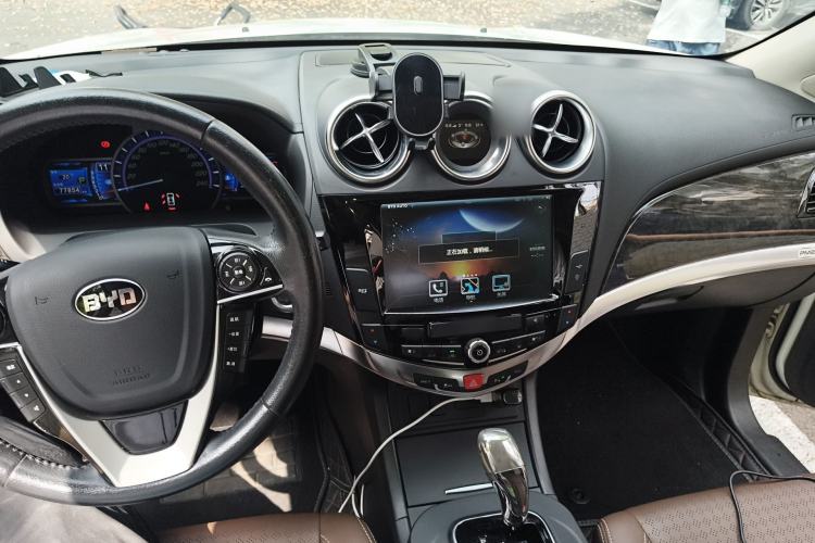 Used BYD S7 2016 2.0T Automatic Prestige Plus Center Console