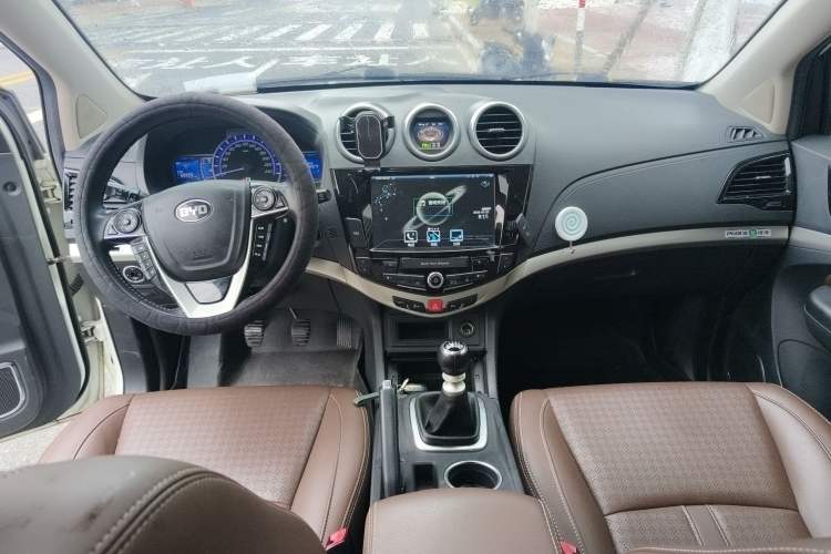 Used BYD S7 2016 1.5T Manual Luxury Edition Center Console
