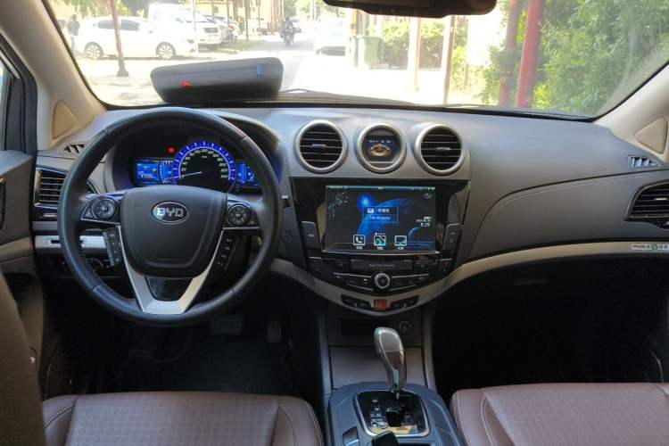 Used BYD S7 2016 2.0T Automatic Prestige Edition Center Console