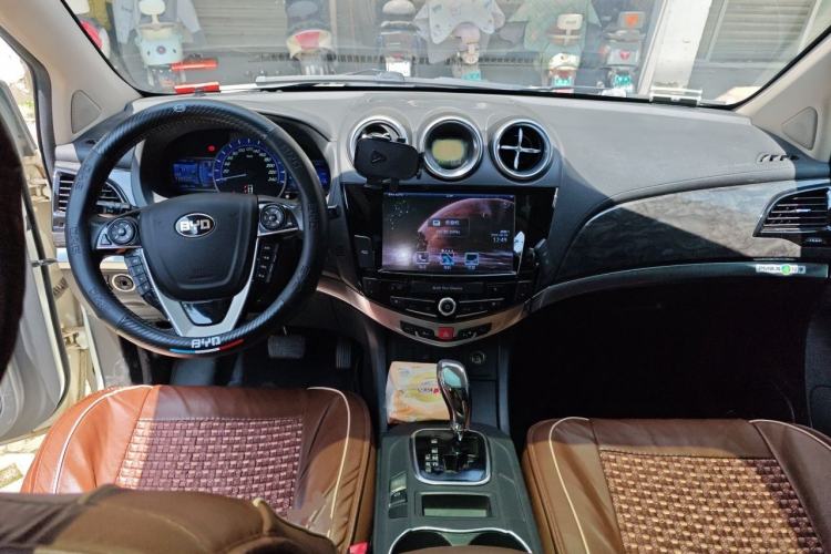 Used BYD S7 2016 2.0T Automatic Prestige Plus Center Console
