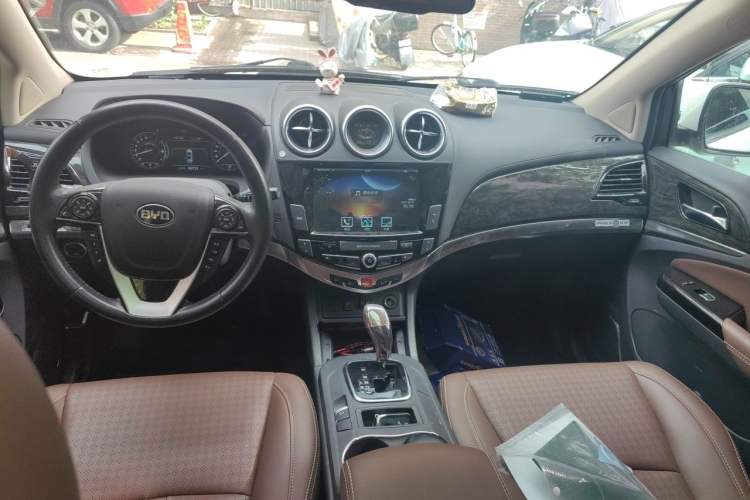 Used BYD S7 2016 2.0T Automatic Flagship Plus Center Console