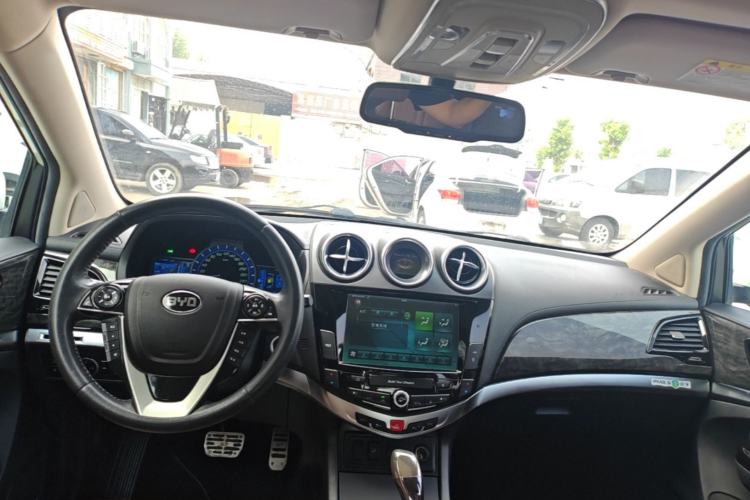 Used BYD S7 2016 2.0T Automatic Prestige Plus Center Console