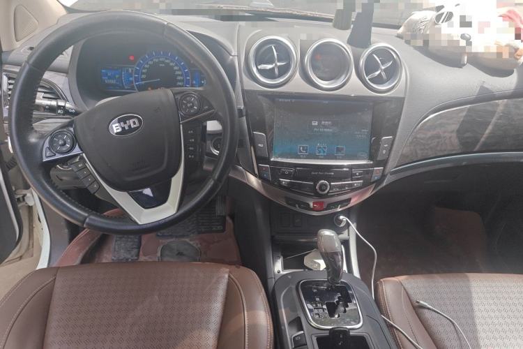 Used BYD S7 2016 2.0T Automatic Prestige Plus Center Console