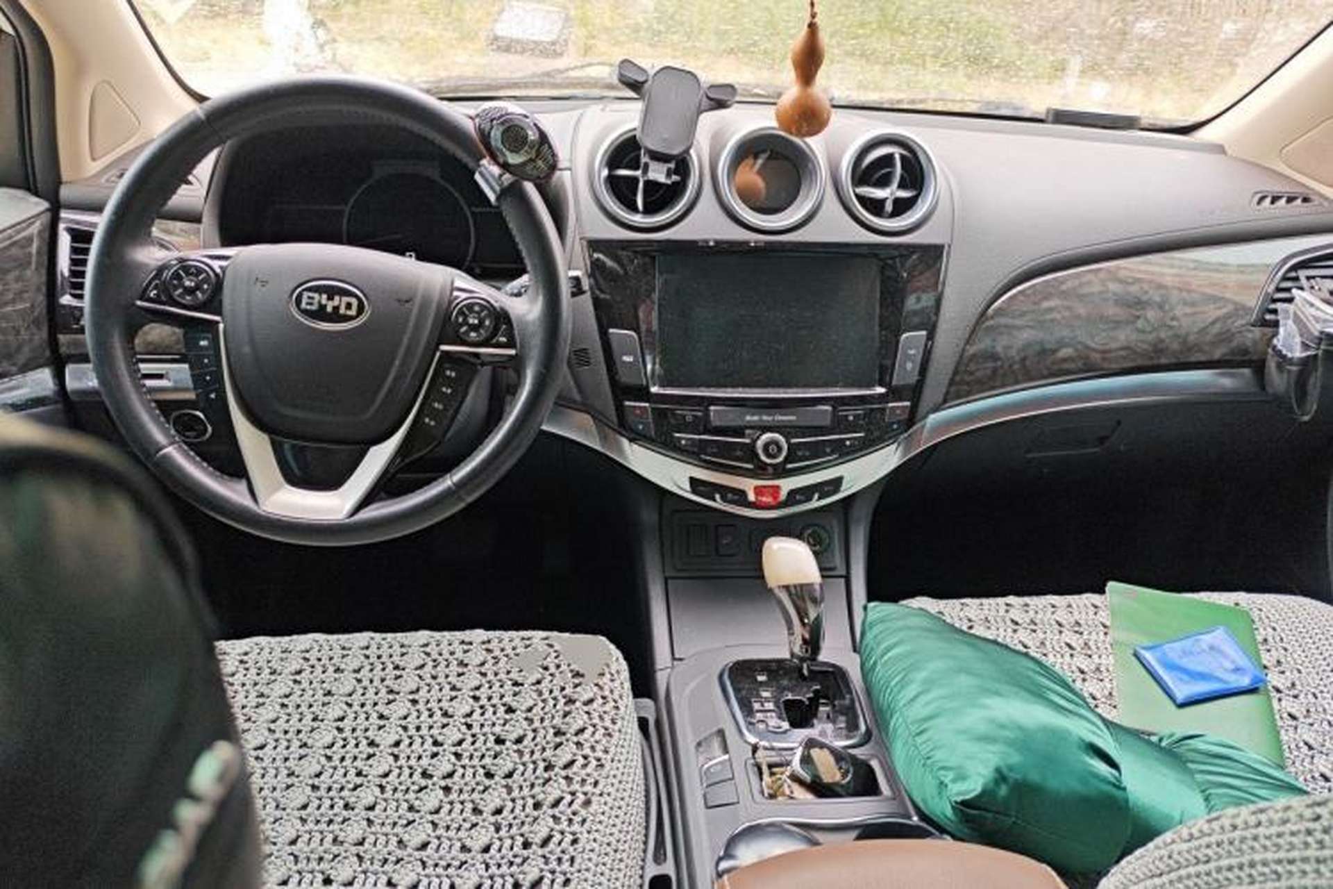 Used BYD S7 2016 2.0T Automatic Prestige Plus Center Console