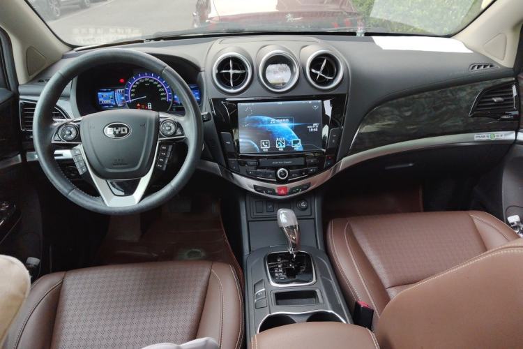 Used BYD S7 2016 2.0T Automatic Prestige Plus Center Console