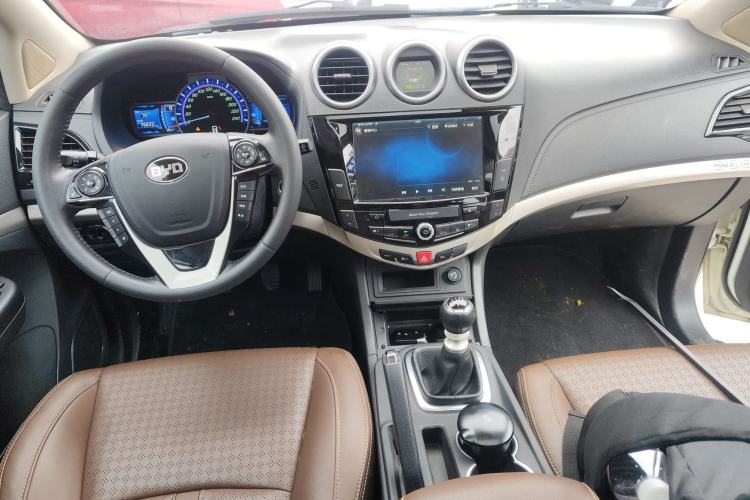 Used BYD S7 2016 1.5T Manual Luxury Edition Center Console