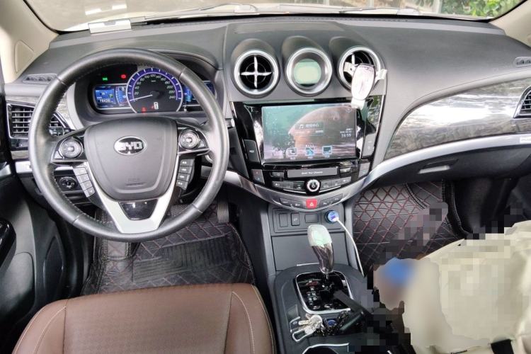 Used BYD S7 2016 2.0T Automatic Prestige Plus Center Console