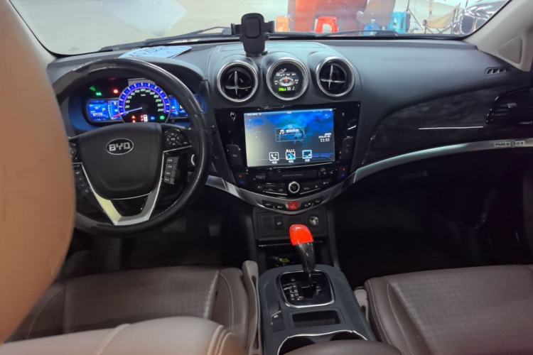 Used BYD S7 2016 2.0T Automatic Prestige Plus Center Console