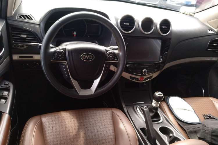 Used BYD S7 2016 1.5T Manual Luxury Edition Center Console