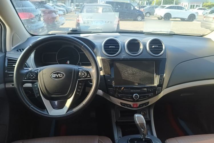 Used BYD S7 2016 2.0T Automatic Prestige Edition Center Console