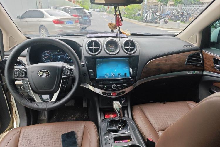 Used BYD S7 2016 2.0T Automatic Flagship Plus Center Console