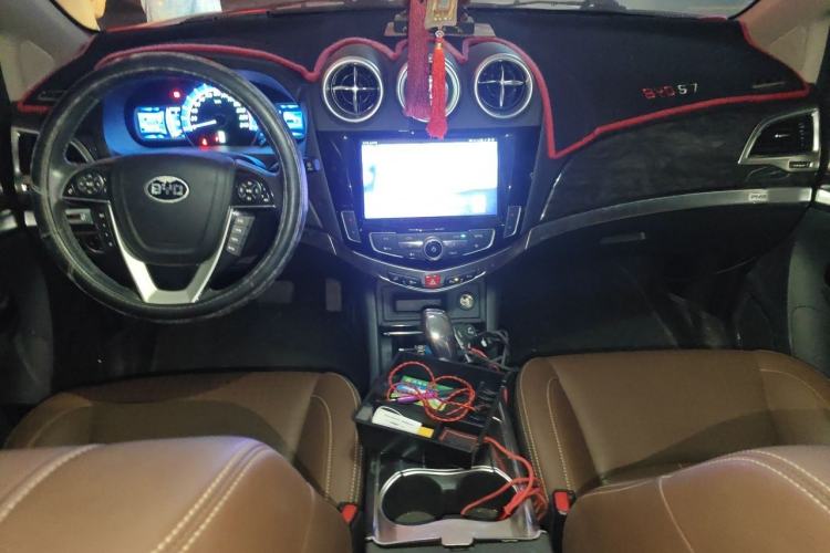 Used BYD S7 2016 2.0T Automatic Prestige Plus Center Console