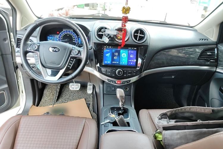 Used BYD S7 2016 2.0T Automatic Prestige Plus Center Console
