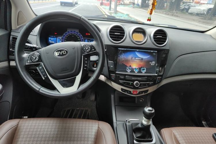 Used BYD S7 2016 1.5T Manual Luxury Edition Center Console