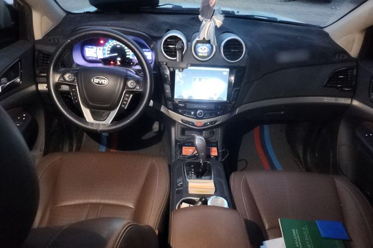 Used BYD S7 2016 2.0T Automatic Prestige Edition Center Console