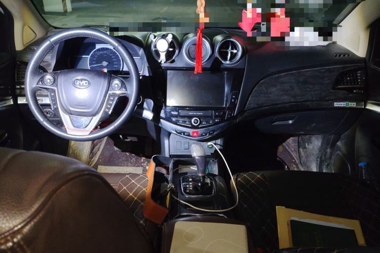 Used BYD S7 2016 2.0T Automatic Prestige Plus Center Console